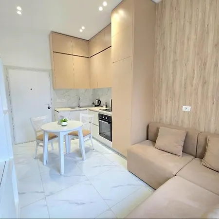 Center Unit For Rent Apartment *